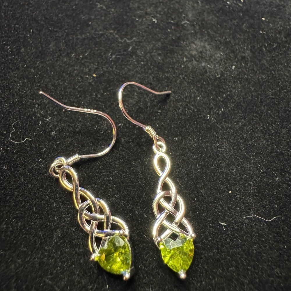 Gorgeous Sterling Silver Earring with a Green CZ